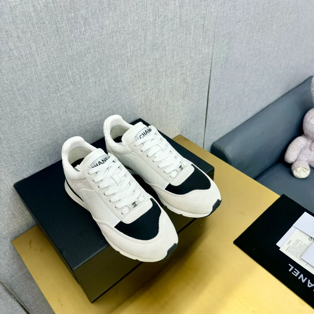 👟👟Ex-factory price 560👟👟 CHANEL Chanel thick-soled panda sneakers Panda biscuit shoes Chanel 2024ss popular panda shoes 🐼Colorful thick-soled casual sports shoes sneakers counter synchronization The counter is very popular Very difficult to buy a shoe The most popular thick-soled panda shoes on the Internet It can be imagined that small fragrance control can not miss it, both appearance and comfort coexist Simple and versatile white shoes. The thick sole increases height and is super versatile. You can wear it with your eyes closed😍Whoever wears it will look better. Upper: calfskin. Lining: imported sheepskin lining. Outsole: TPU original outsole. Size: 35-40 (41 customized.